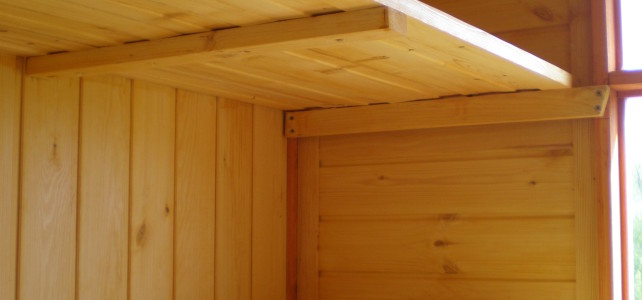 Встроенные деревянные шкафы.