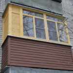 Балкон с деревянными окнами