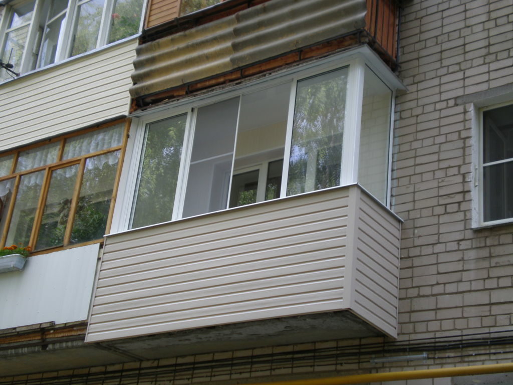 Балкон с алюминиевыми рамами