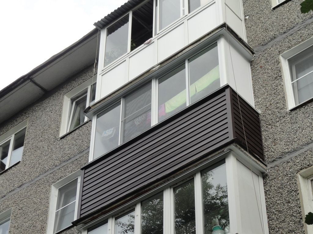 Балкон с коричневым сайдингом