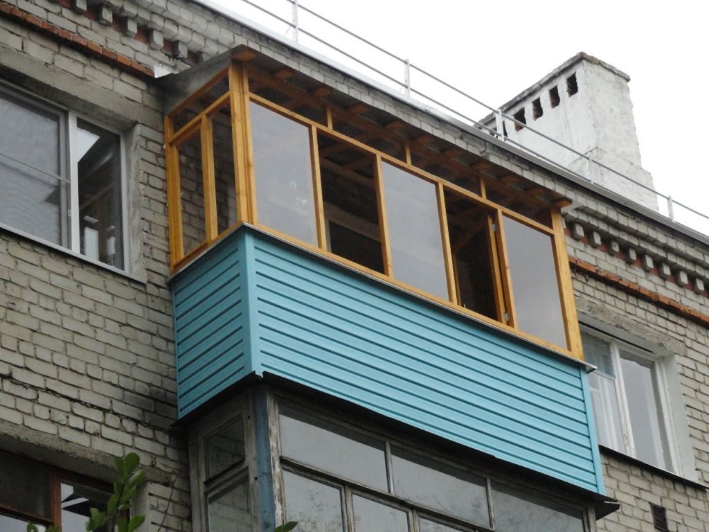 Балкон с бирюзовым сайдингом